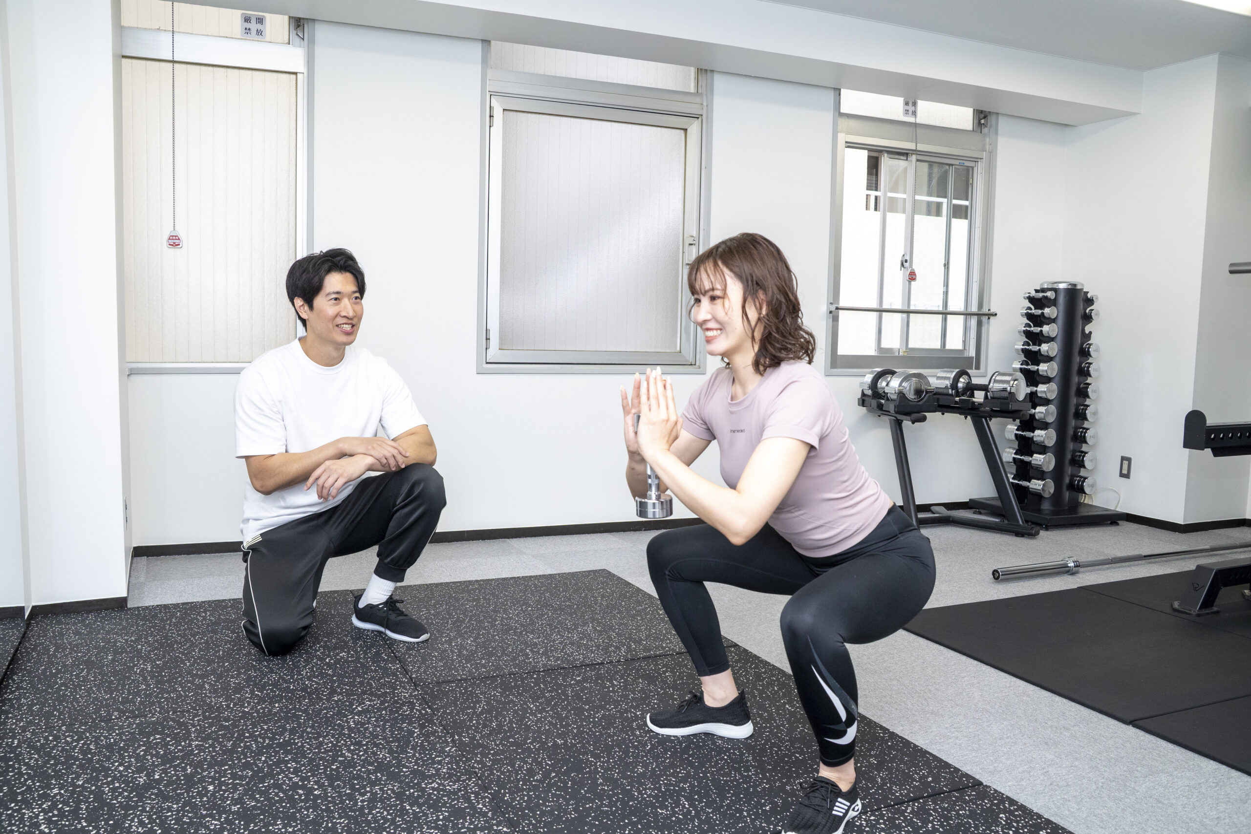 完全予約制のトレーニングエリアでオーナーが指導する様子